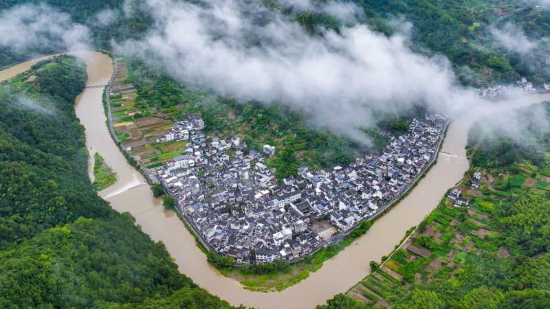 安徽歙縣：雨后山村流云美